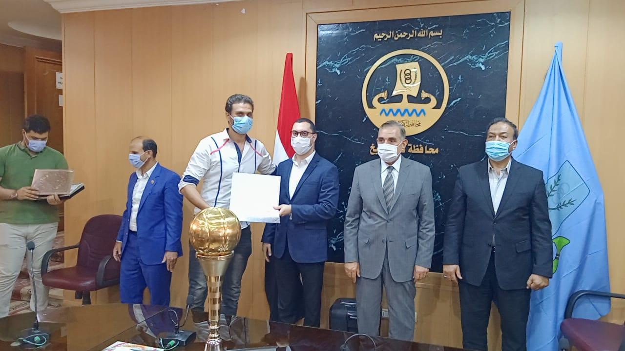 بالصور.. نور الدين يكرم الفريق الأول لكرة السلة لصعوده الدوري الممتاز